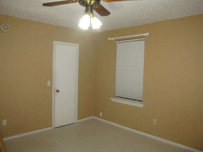 Building Photo - 710 Chautauqua Ave