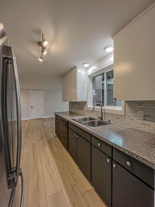 Building Photo - Three Bedrooms in Beaverton!