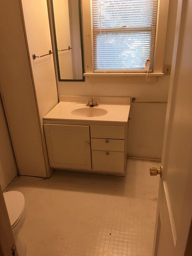 Building Photo - $950 - 3 bed 1 bath - Single Family Home