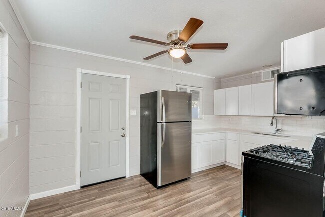 KITCHEN - 1838 E Oak St