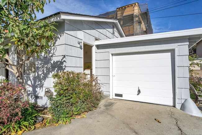 Building Photo - Two Bedroom, one bath Cottage with garage ...