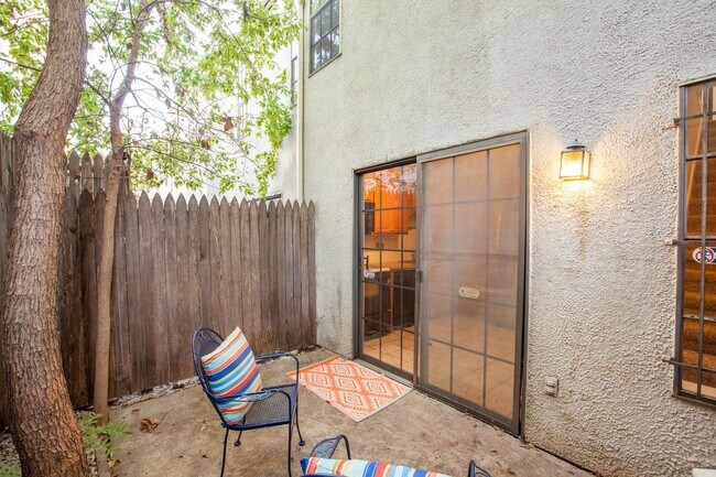 Foto del edificio - Dallas Townhome with Reserved Parking