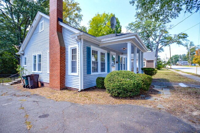 Foto del edificio - 2 Bedroom Pet-Friendly Home Near Old Town Rock Hill | Fenced Yard | $1,625