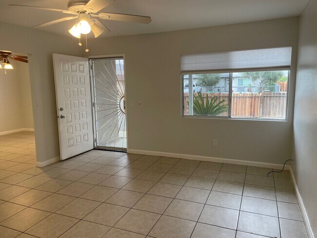 Building Photo - BEAUTIFUL UPDATED 3 BED, 2 BATH