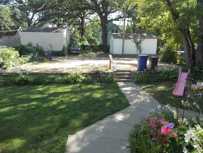 Building Photo - 3 Bedroom, 1 Bathroom Home.