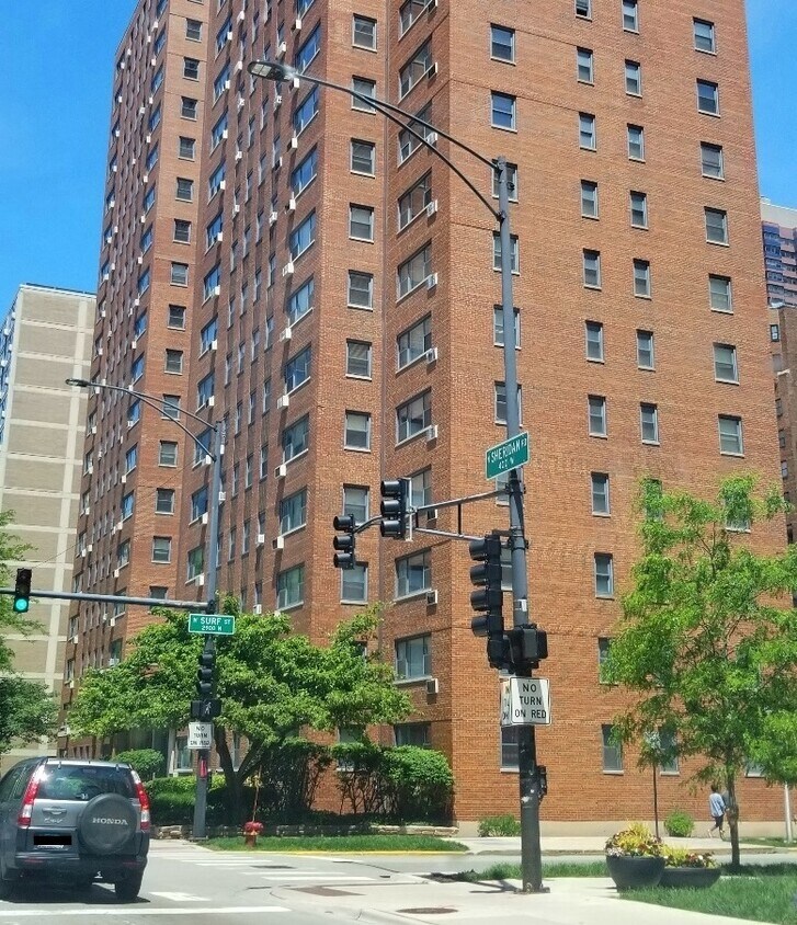 Primary Photo - 2909 N Sheridan Rd