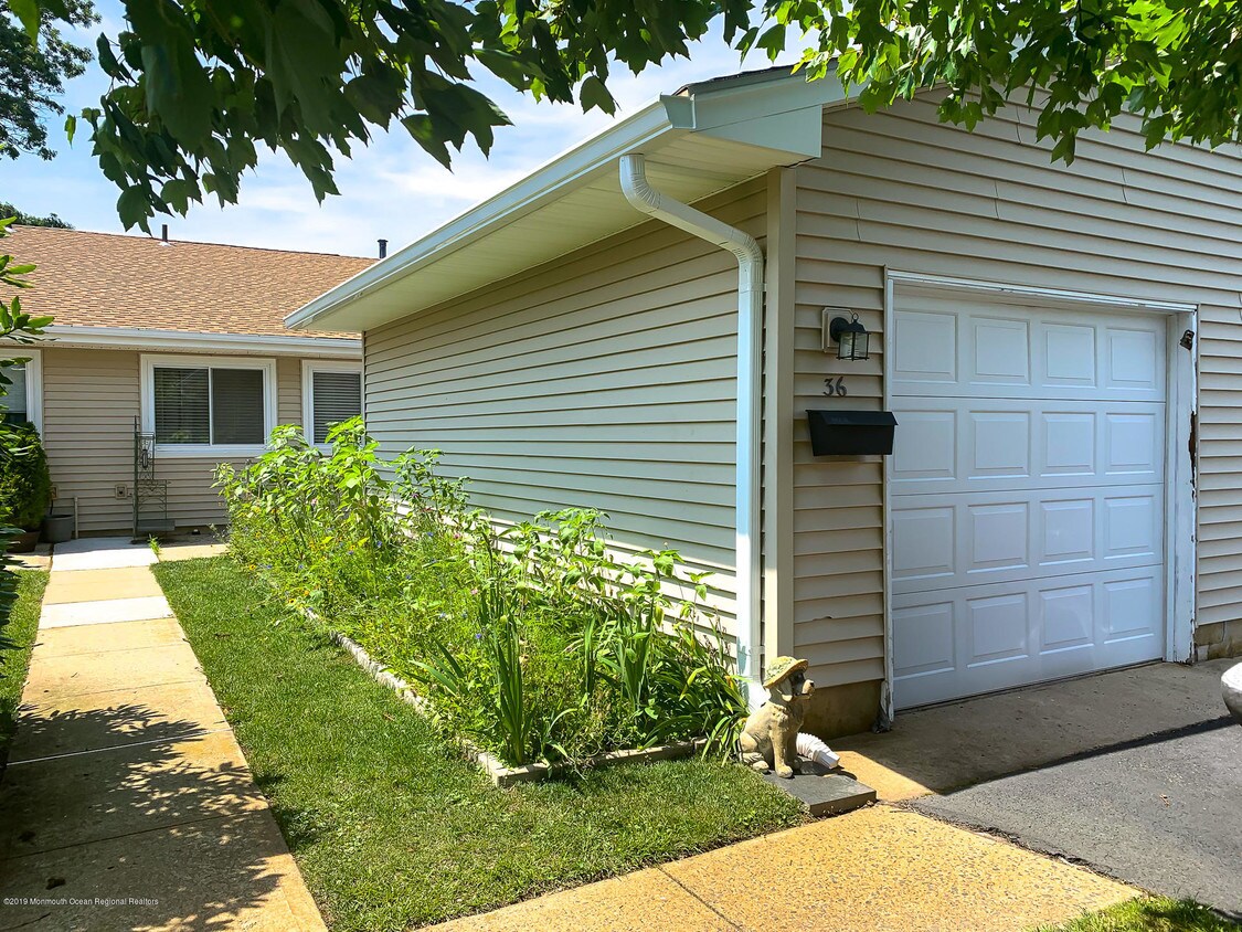 Primary Photo - 36 Sutton Dr