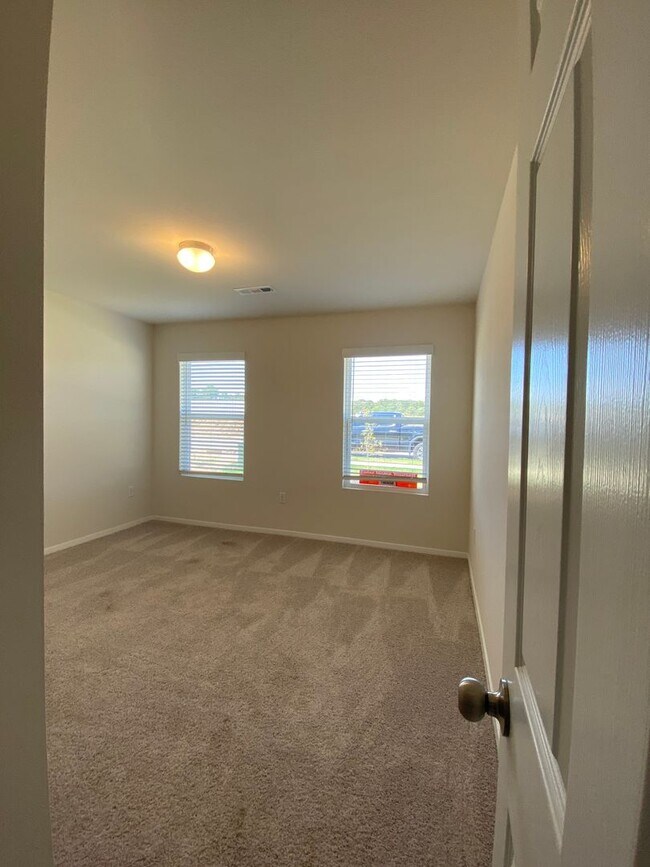 Building Photo - *New Year, New Home Special* Three Bedroom...