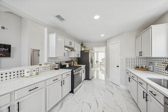 Building Photo - 11306 Avon Pl