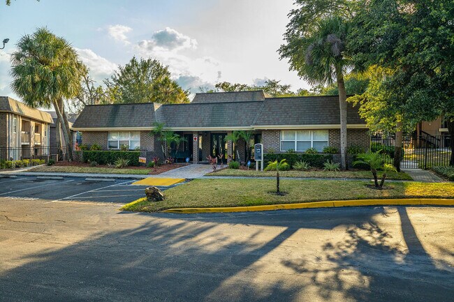 Building Photo - Doral Oaks