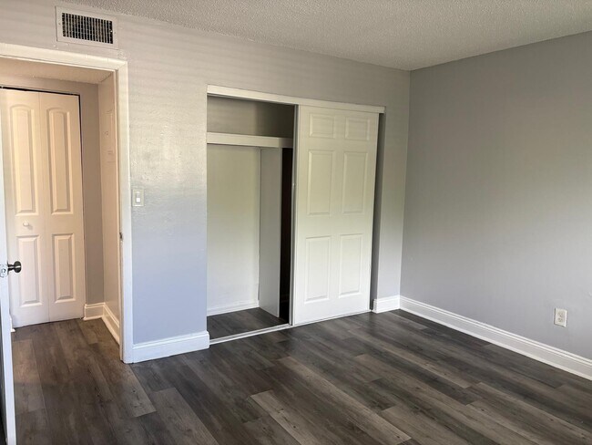 Foto del edificio - 5801 NW 17th Pl