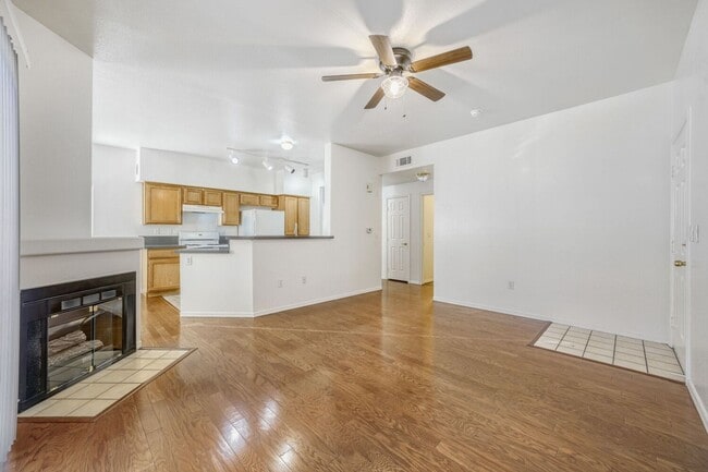 Building Photo - Adorable 1st Floor Condo In Gated Community!