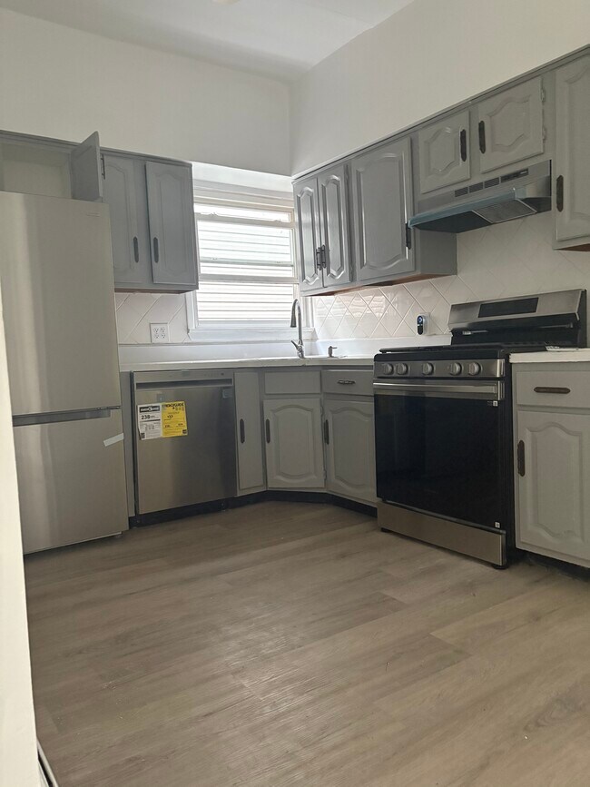 Kitchen all new appliances - 13 Seidler St