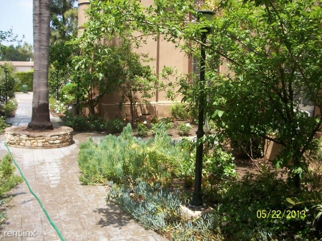 Building Photo - 6540 W Olympic Blvd