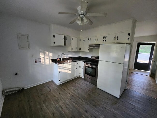 Building Photo - Room in Duplex on Monticello St