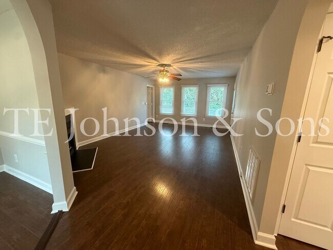 Building Photo - Charming One Level 3 Bedroom Home with Fenced Yard, Garage, and Deck