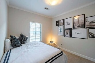 Building Photo - 2210 Mid Ln