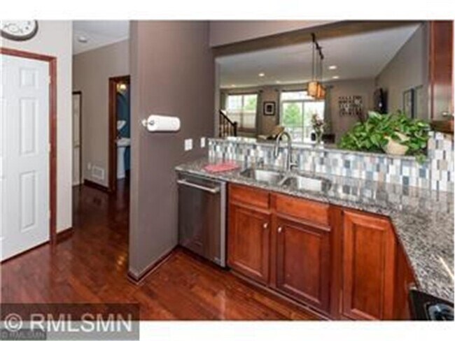 Foto del edificio - 4506 Village Square Blvd N
