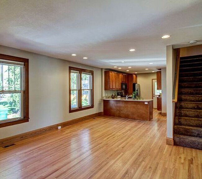 Building Photo - 5 Bedroom 3 bath  House Close to U of M Ca...