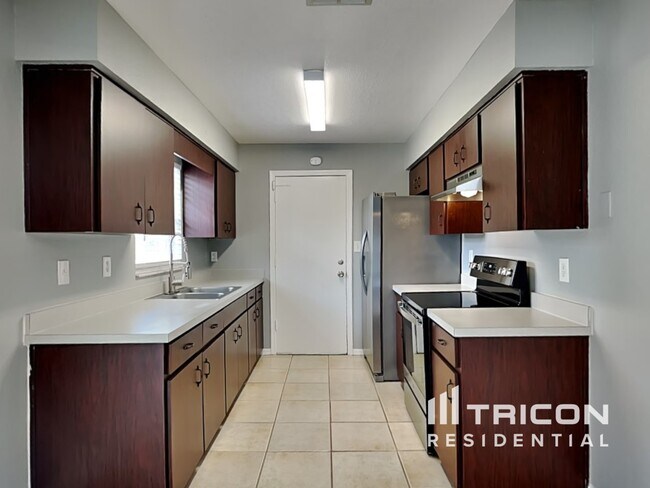 Foto del edificio - 855 Forrest Dr