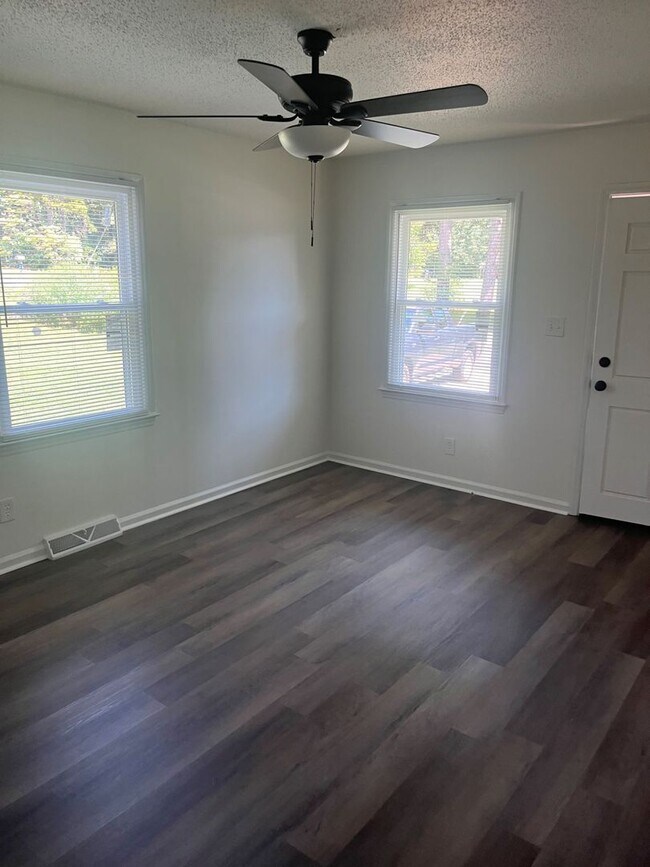 Building Photo - Charming Newly Renovated Duplex in Belmont...