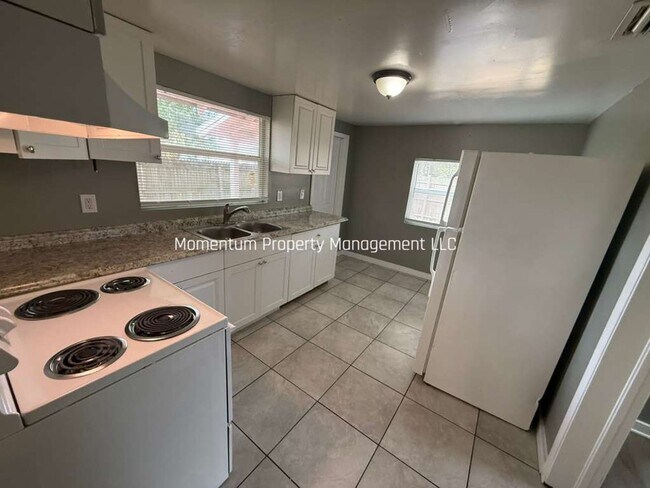 Foto del edificio - 3/1 Remodeled Tampa Home- READY FOR IMMEDIATE MOVE IN!!