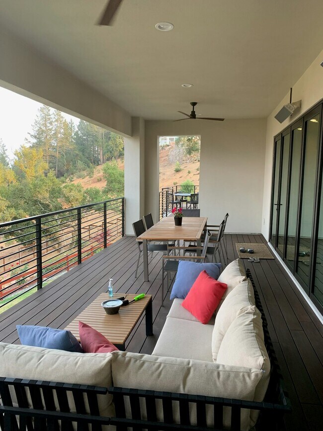 Foto del edificio - 3907 Rincon Ridge Dr