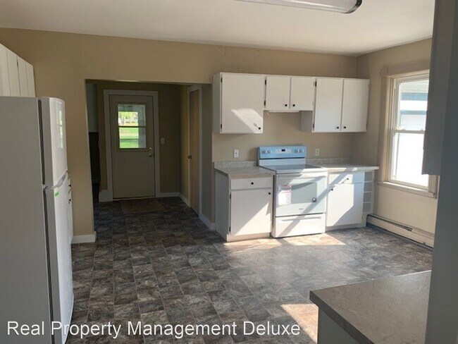 Foto del edificio - 4 br, 1 bath House - 236 Main St S