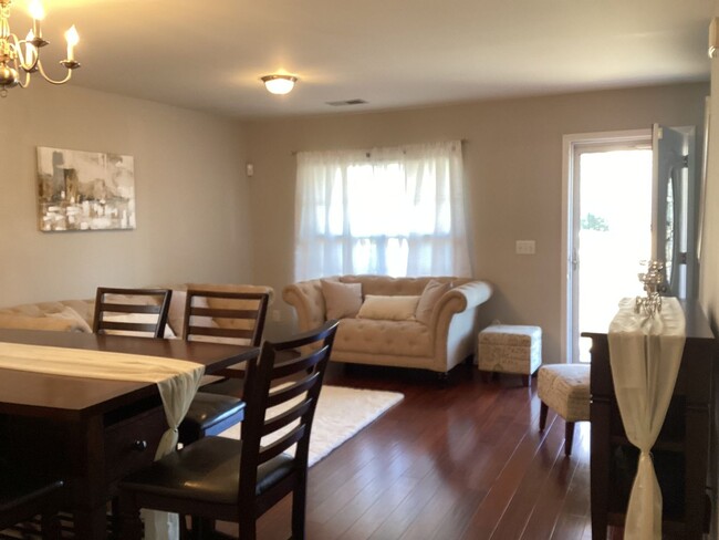 Building Photo - Gorgeous Four Bedroom Home in Northeast Co...