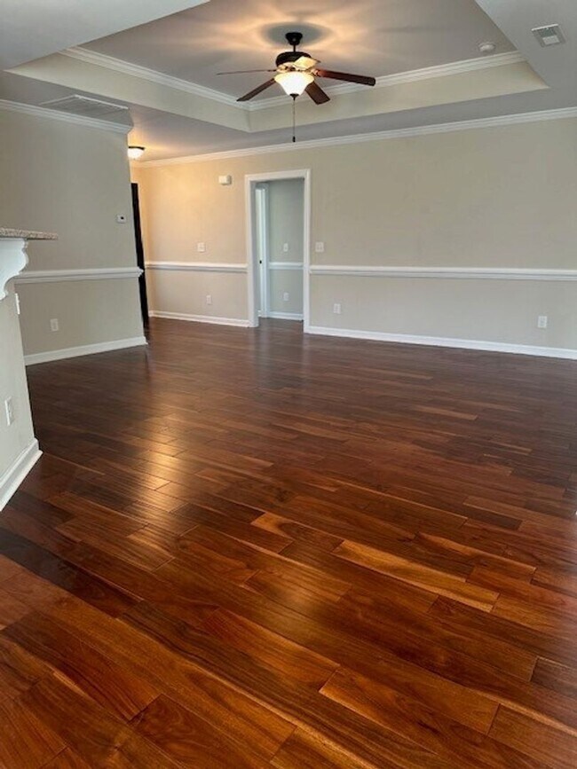 Building Photo - 3 Bed/2 Bath Home with Bonus Room & Screen...