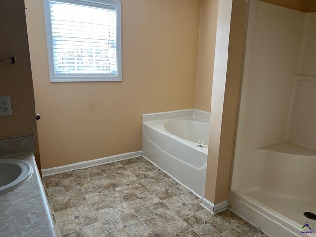 Building Photo - 105 Sark Dr