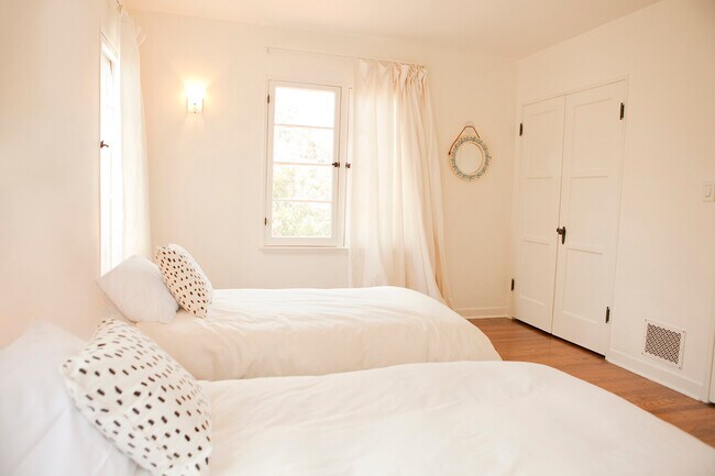 Segundo dormitorio con camas individuales. - 2415 Meadow Valley Ter