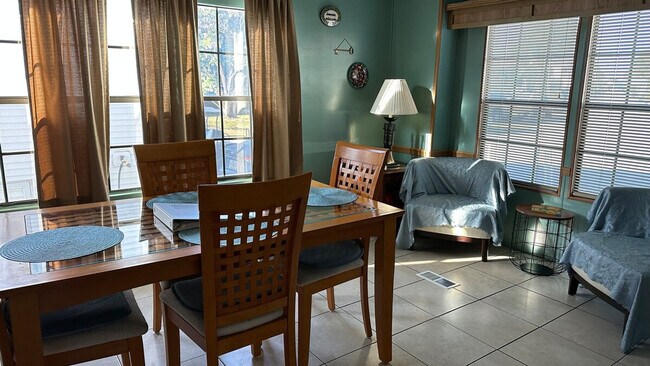 Foto del edificio - 2121 Nettles Blvd