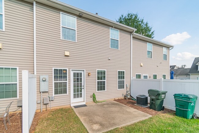 Building Photo - Charming 3-bedroom, 2.5-bathroom townhome ...