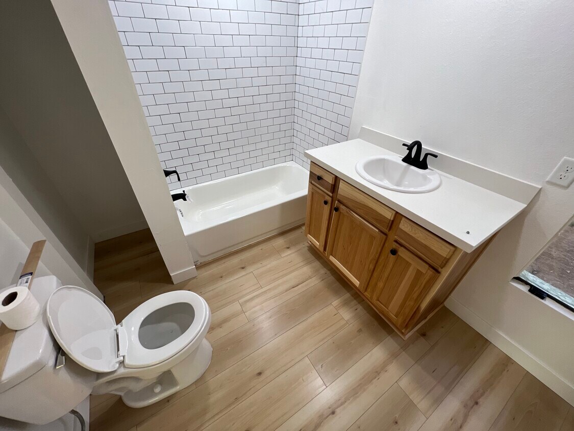 Master bathroom - 8808 S Cactus Ln