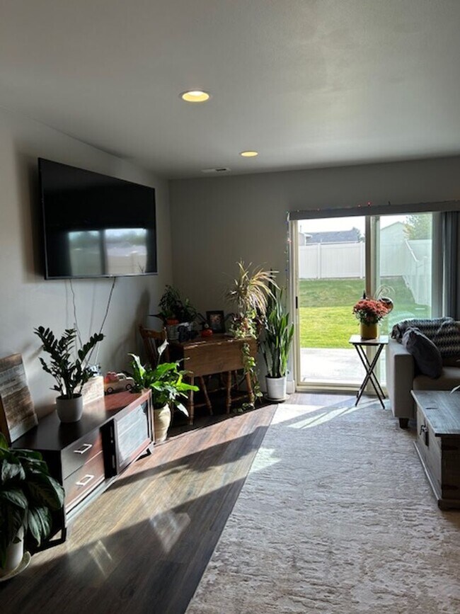 Building Photo - Beautifully Updated Town Home in the Heights with large, fenced yard