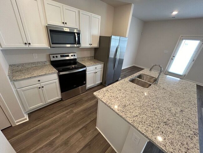 Foto del edificio - Spacious 3-Bedroom Home in a Prime Locatio...