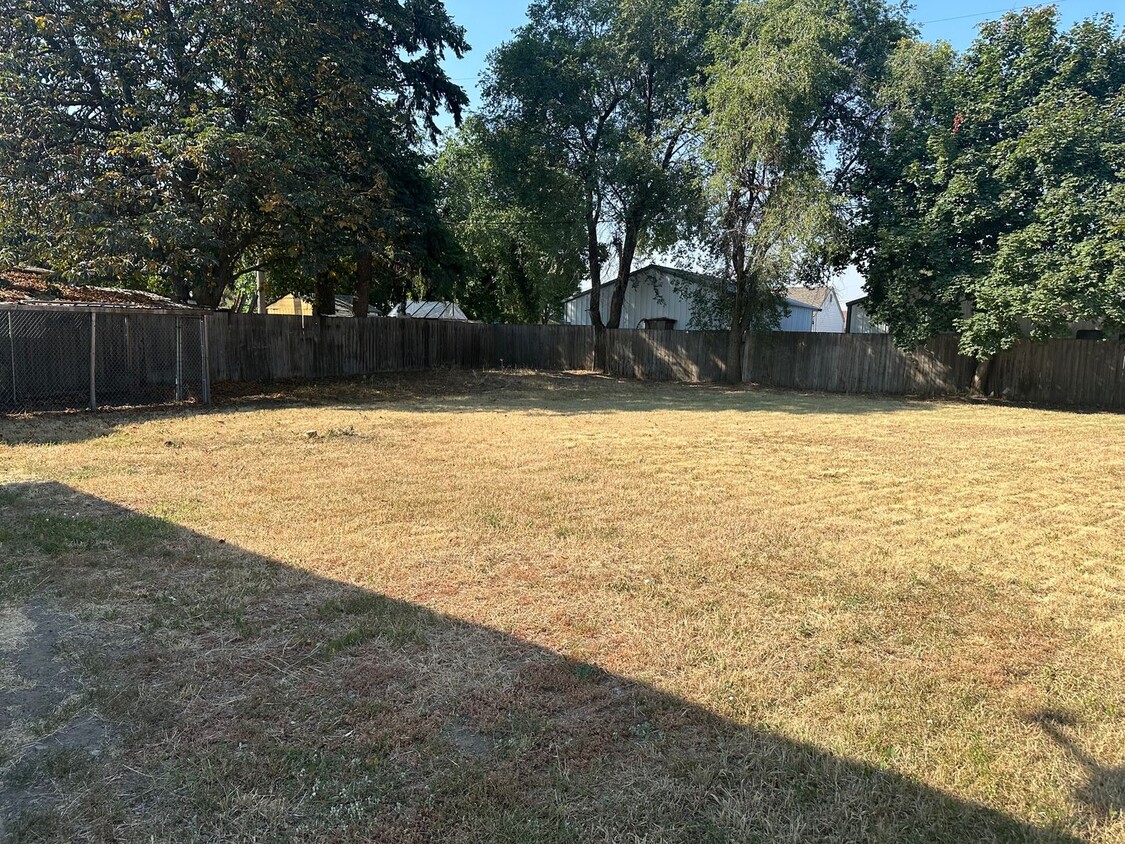 Foto principal - 2 Bed 1 Bath Large Fenced In Lot - Spokane...