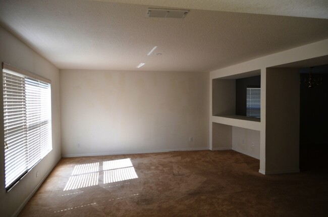 Building Photo - Spacious 4/2.5 House in Gated Eagle Creek ...