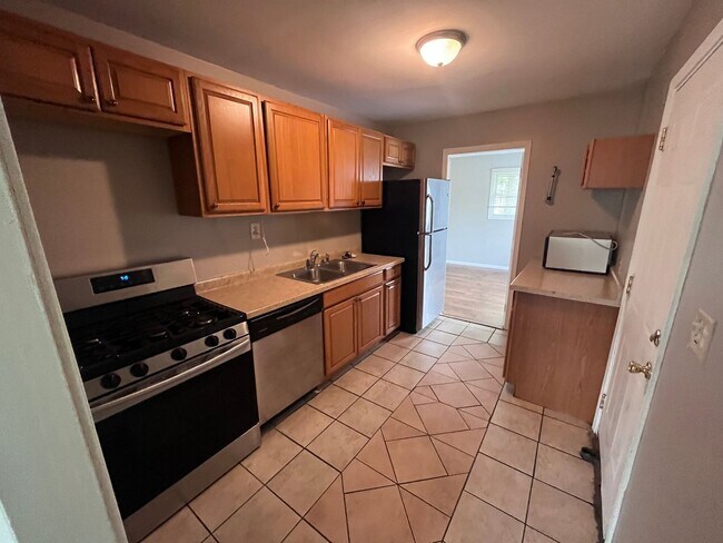Building Photo - 3 Bedroom House