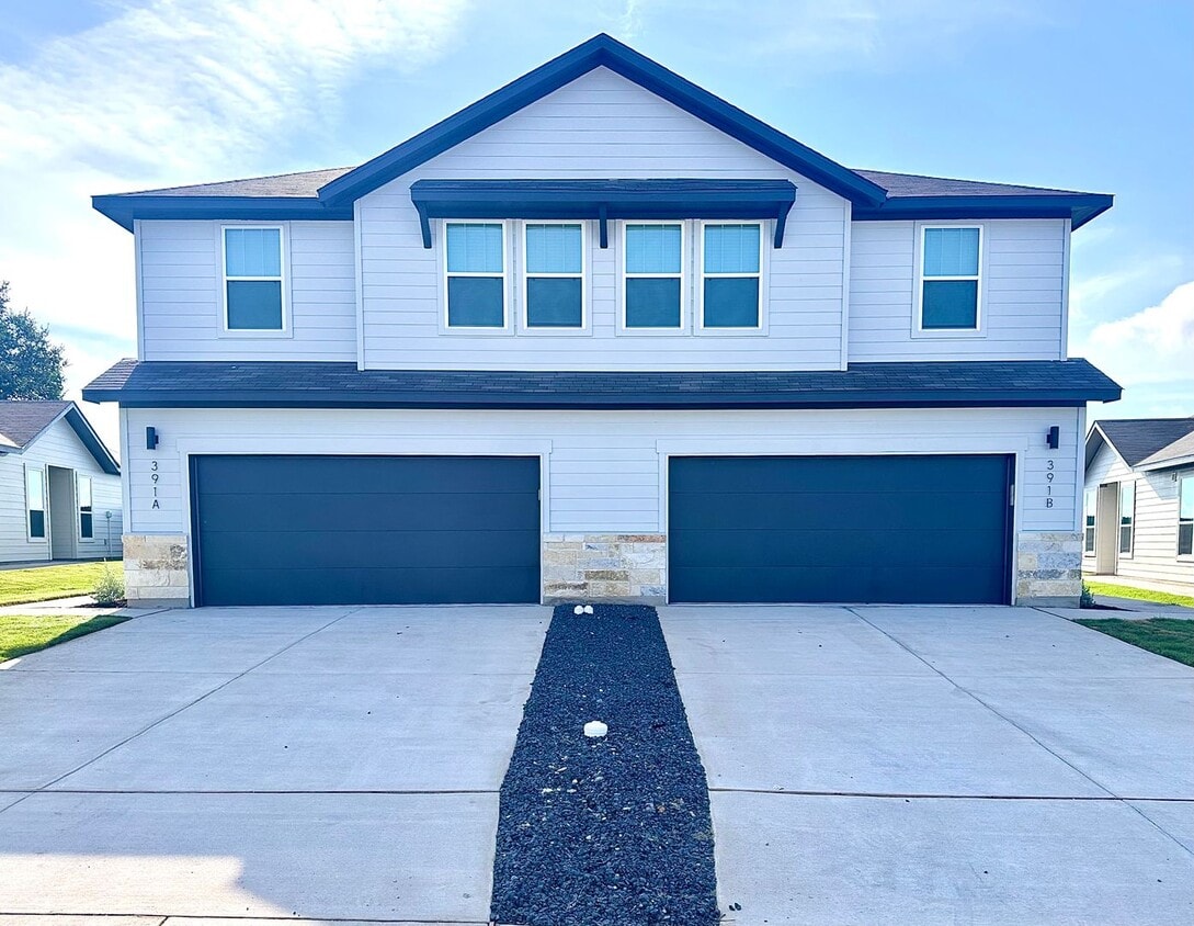Foto principal - Luxury 2-Story, 4-Bed/ 2.5-Bath Duplex in ...