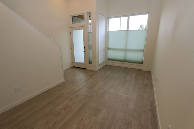 Building Photo - Ballard Townhouse 2bd/2ba, Roof Top Deck, ...