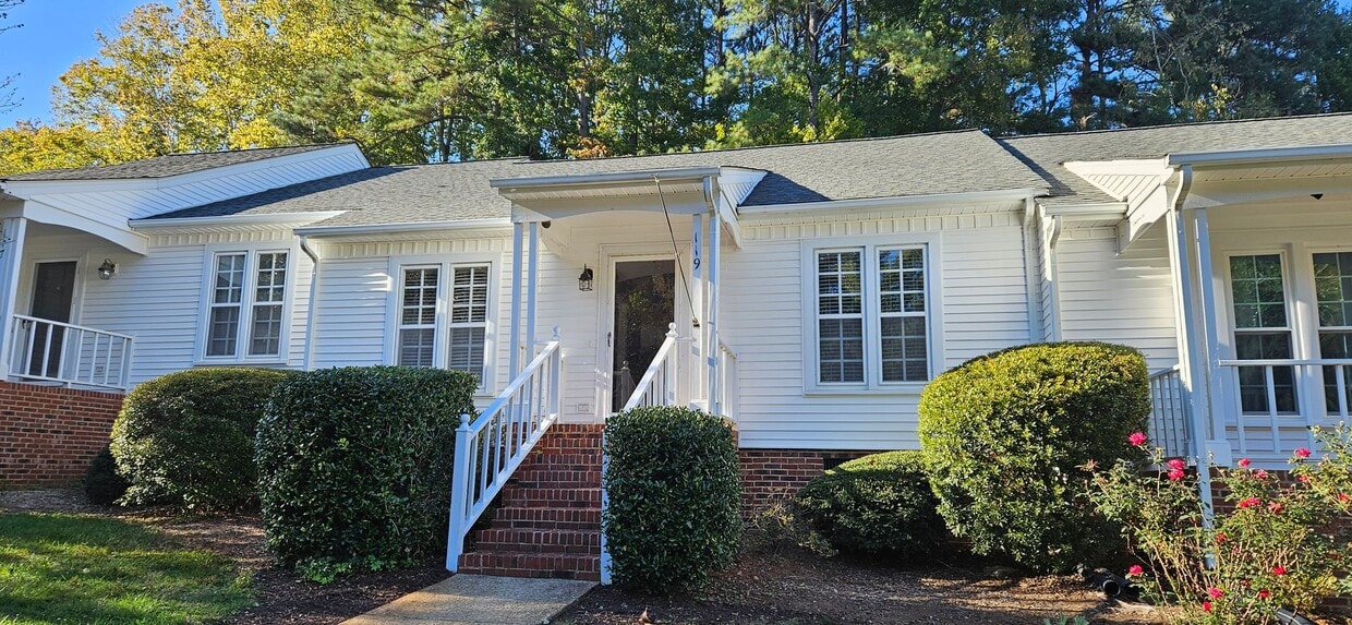 Foto principal - Darling 2br 2ba One Level Living Townhome ...