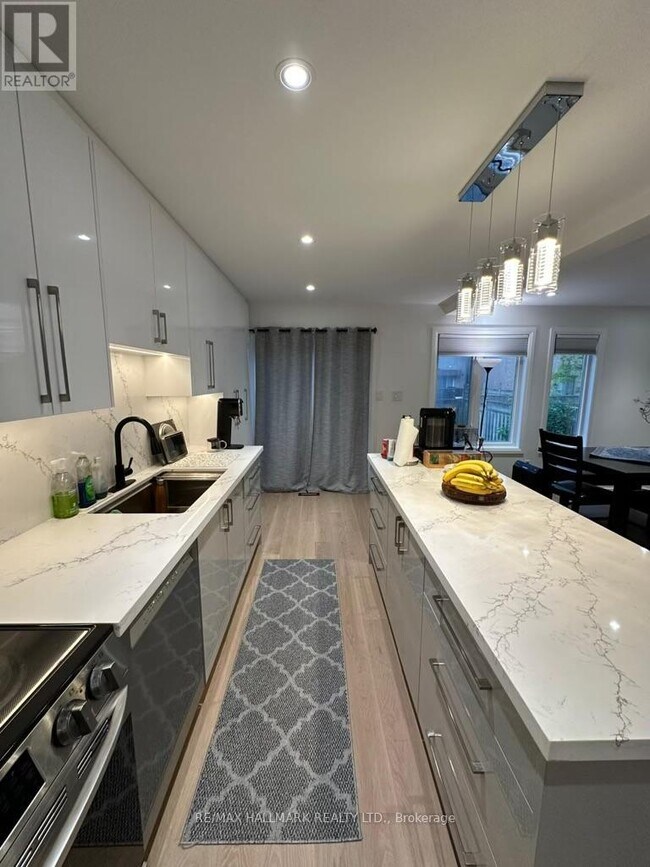 Building Photo - 6 Woodhaven Cres