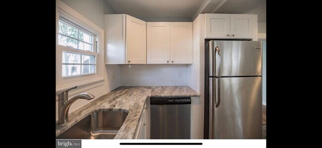 Building Photo - 123 S Oak Ave