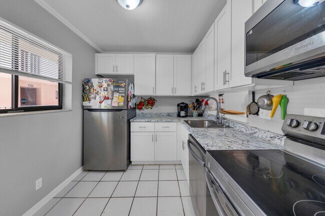 Building Photo - 5160 Las Verdes Cir