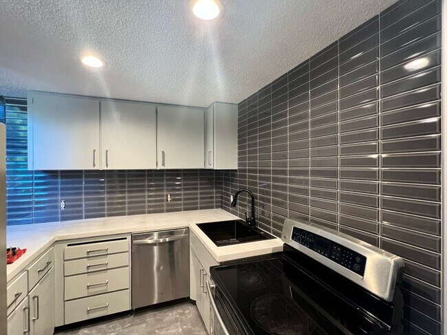Kitchen - 2940 W Fairway Dr