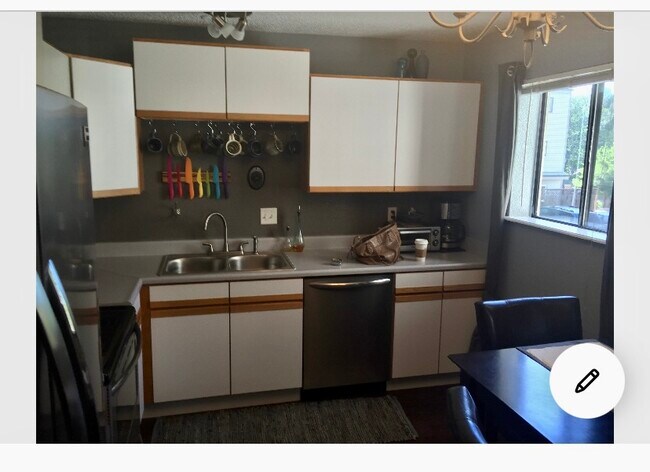Foto del edificio - 6021 Yarrow St