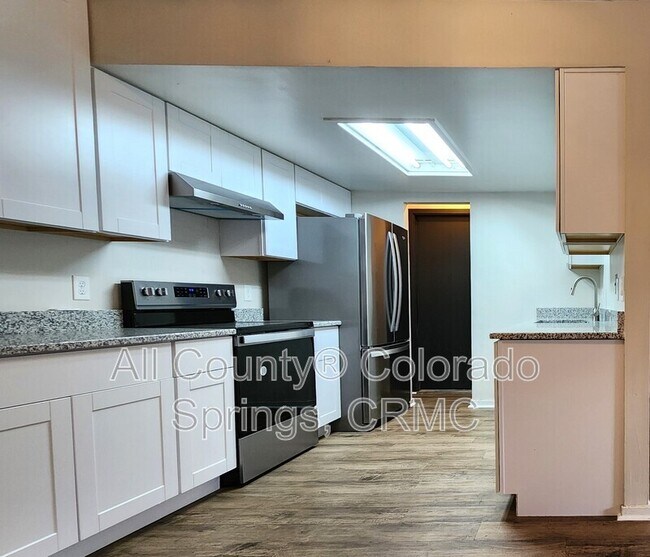 Foto del edificio - 2145 Broadmoor Rd Cir