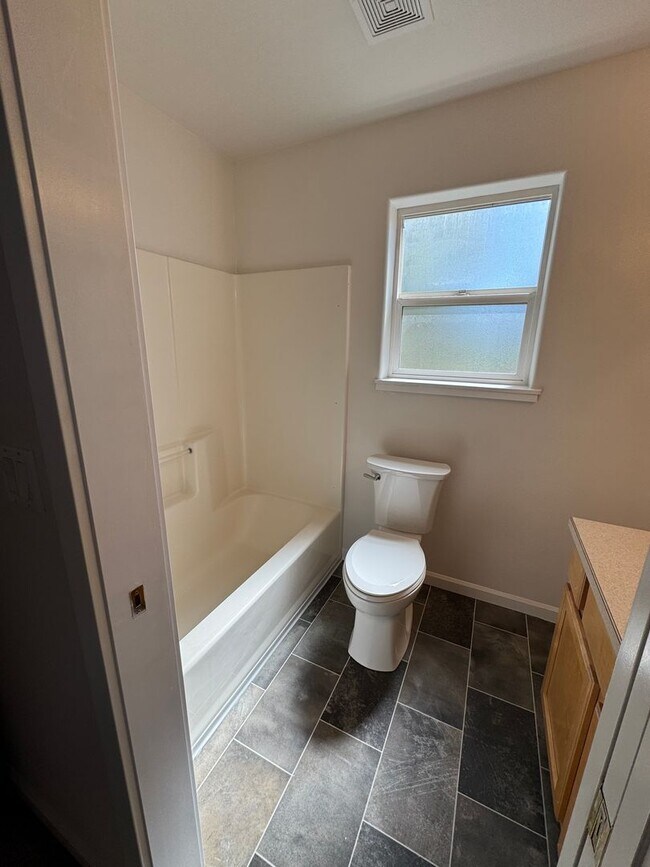 Foto del edificio - Updated duplex in NW Bend